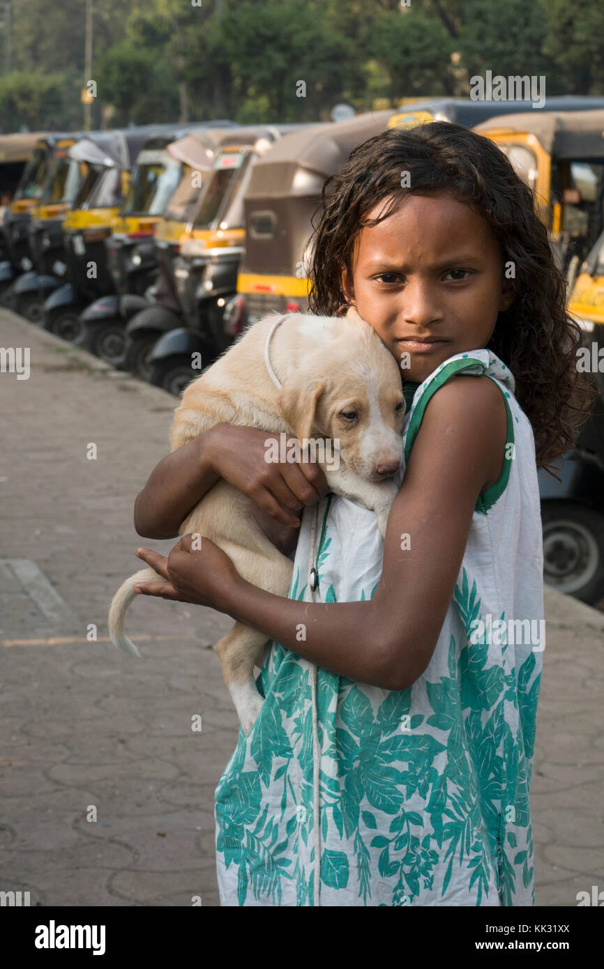 Junge indische Mädchen hält Pet puppy dog Stockfoto