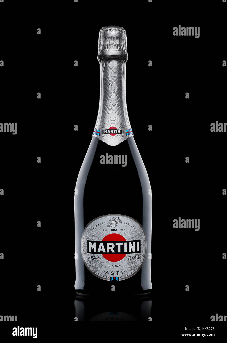 London, Großbritannien - 24 November, 2017: Flasche und Glas Sekt martini  Asti auf schwarzem Hintergrund. in Italien produziert Stockfotografie -  Alamy