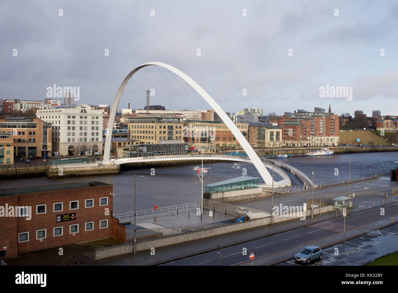 Der Gateshead Millennium Bridge neben hms Calliope in Gateshead, England Stockfoto