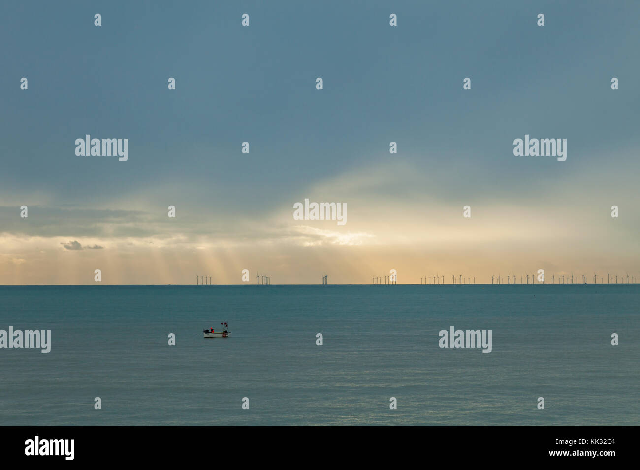 Moody herbst Sonnenuntergang auf dem englischen Kanal vor der Küste von East Sussex, England. Stockfoto