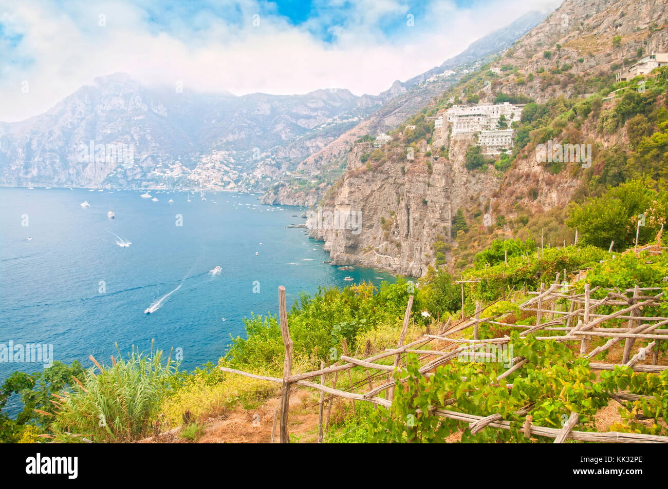 Blick auf Positano, das Meer und die umliegenden Berge von kleinen Weinberg im Sommer Tag, Küste von Amalfi, Praiano, Italien Stockfoto