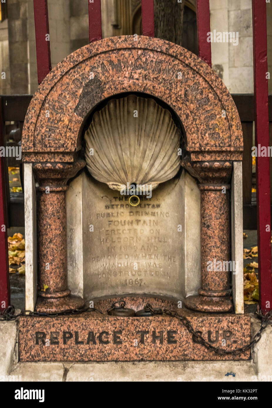London ist die erste und älteste Viktorianischen Granit Brunnen, St Grab ohne Newgate Kirche, und ersetzen Sie die Schale Schriftzug, London, England, Großbritannien Stockfoto
