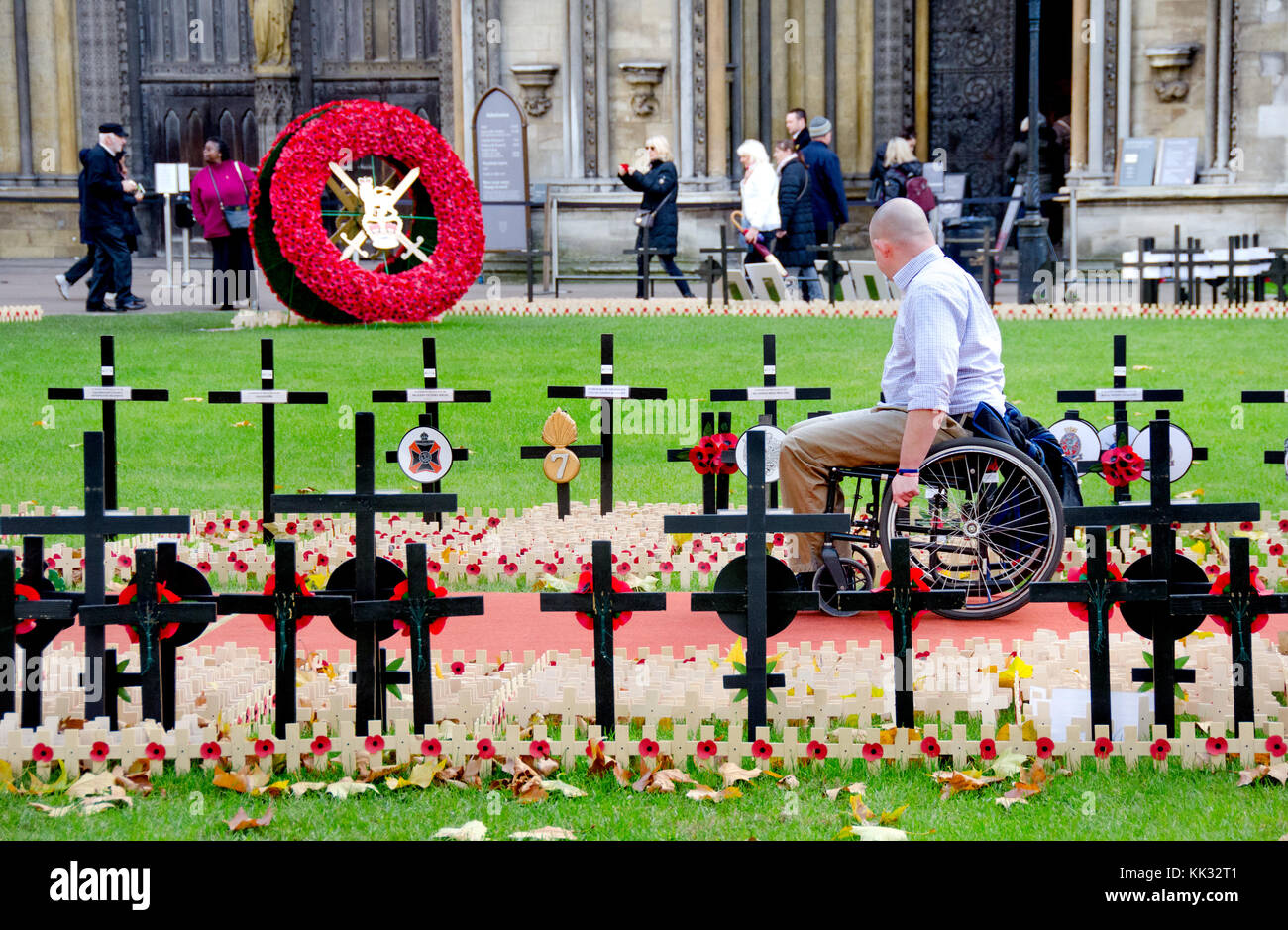 London, England, UK. Kreuze und Mohn auf dem Gelände von Westminster Abbey, den 11. November 2017 - Mann in einem wheelchiar suchen Stockfoto