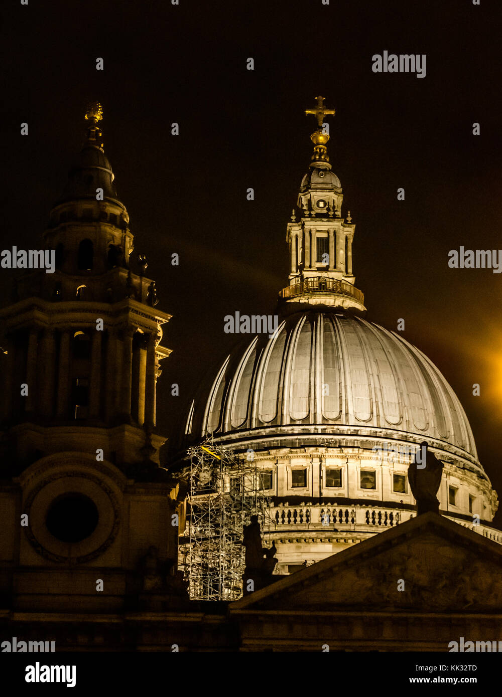 Blick auf die Domkuppel von St Pauls, nachts beleuchtet mit Schatten von Turmspitzen, London, England, Großbritannien Stockfoto