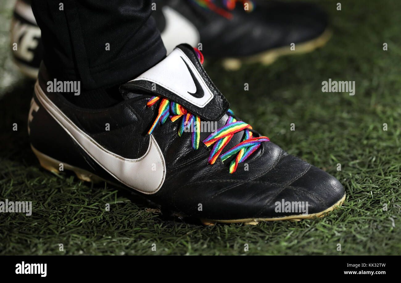 Regenbogen Schnürsenkel farbige auf der Marke Nike Fußballschuhe an der  Loftus Road, London Stockfotografie - Alamy