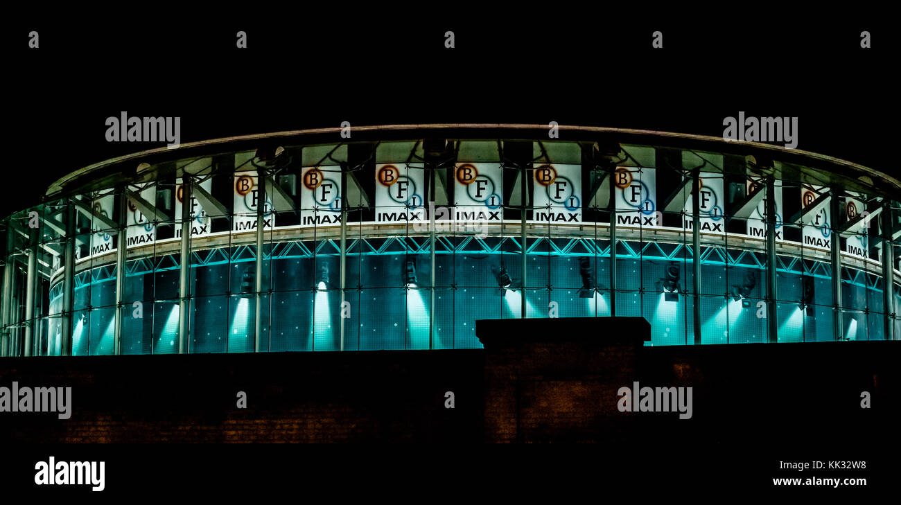 Nachtansicht des BFI British Film Institute Imax Rundbaus, beleuchtet mit blauem Lichteffekt, South Bank, London, England, Großbritannien Stockfoto