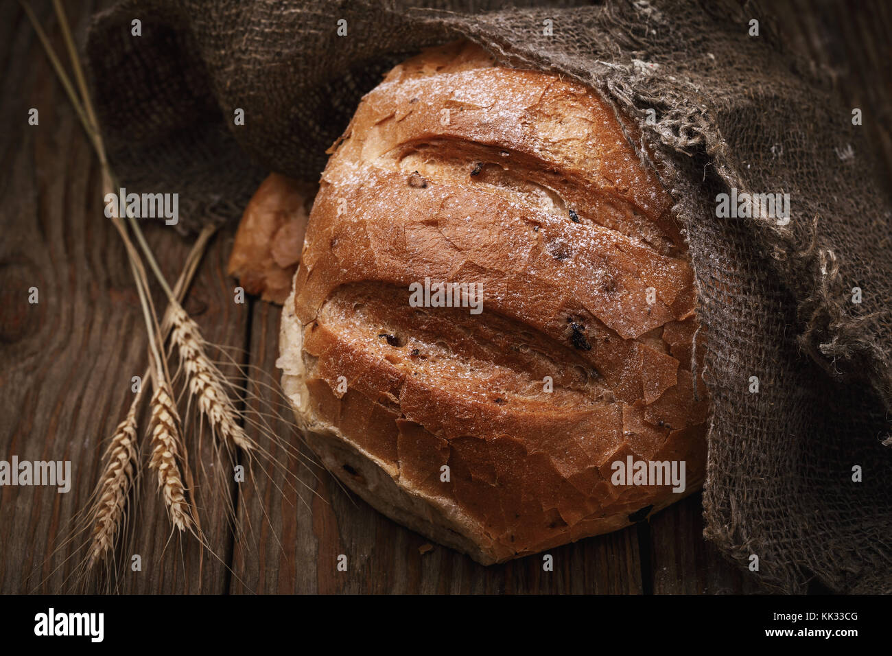 Frisch Würzig Brot auf einen hölzernen Tisch zubereitet Stockfoto