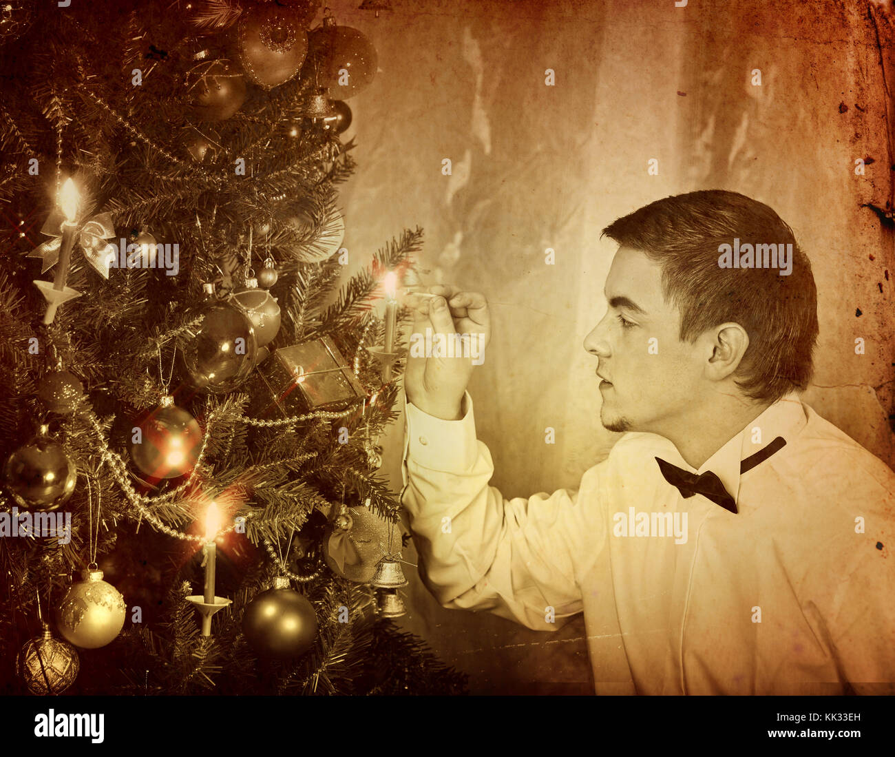 Der Mensch allein, Weihnachtsbaum. Erwartung von Urlaub am Vorabend der Xmas Party zu Hause alleine. schwarz und weiß xmas vintage Bild. Stockfoto