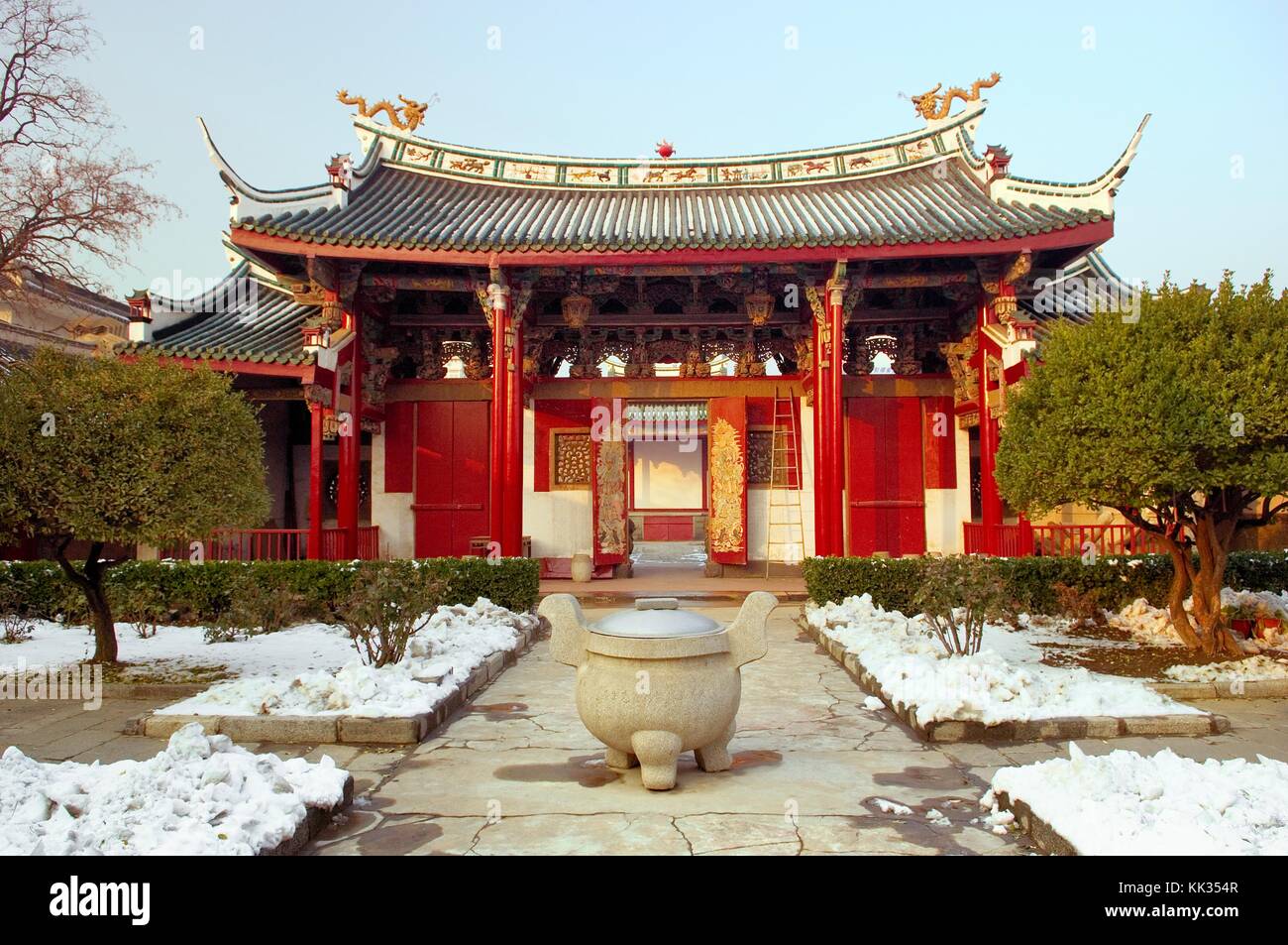 Tempel der himmlischen Königin, auch als fujian Guildhall bekannt. yantai, Provinz Shandong, China. Hof und Kloster gate Stockfoto