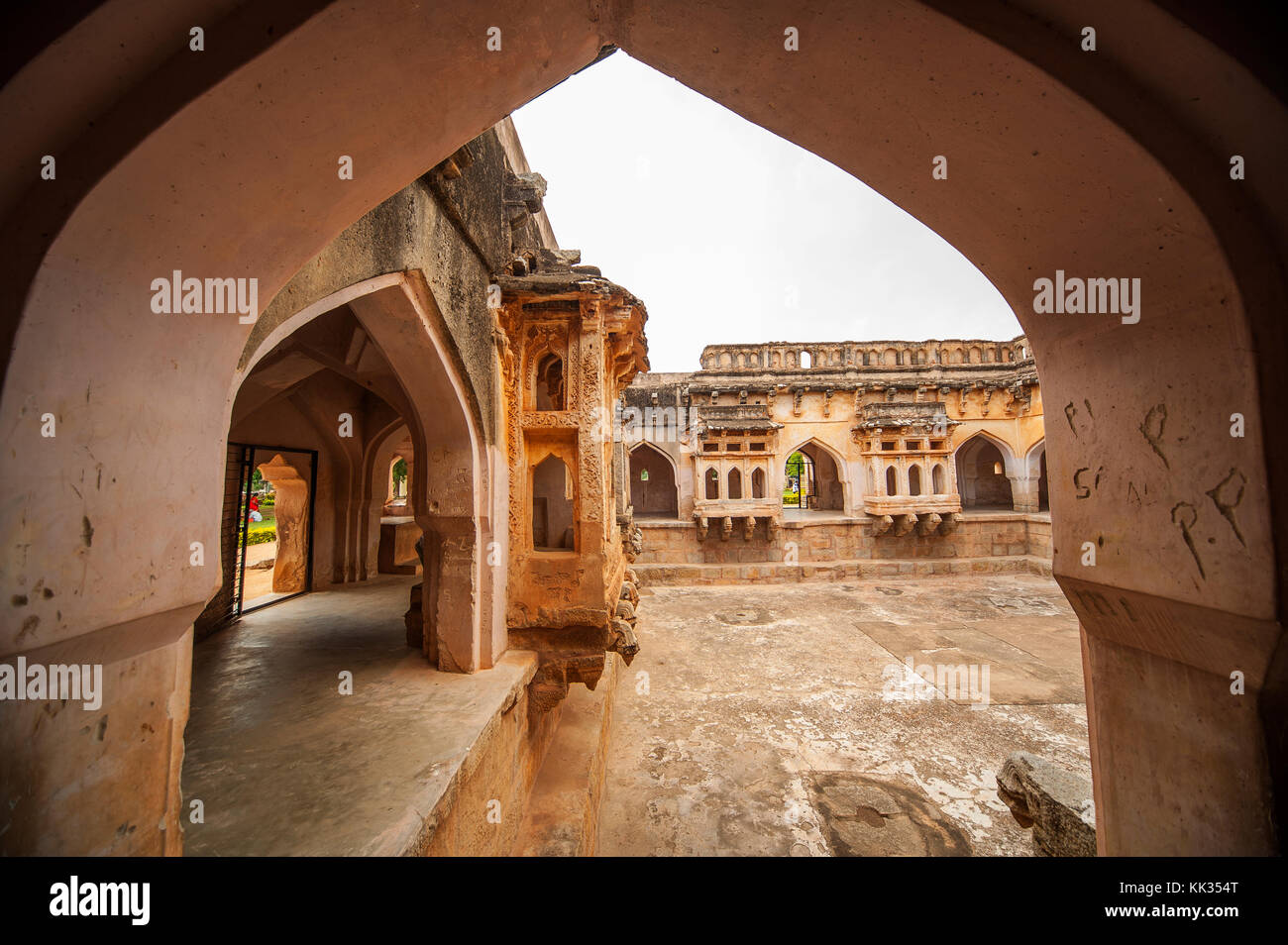 Korridore an der Queen's Badewanne, oder den Swimmingpool in Hampi Komplex, Karnataka, Indien Stockfoto