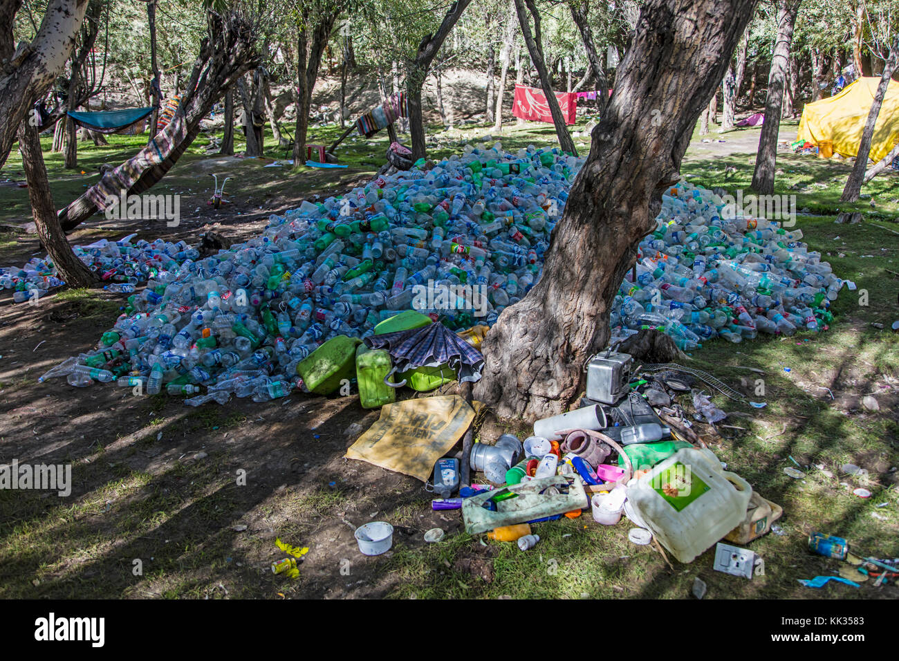 Recycling von Plastikflaschen – LEH, LADAKH, INDIEN Stockfoto