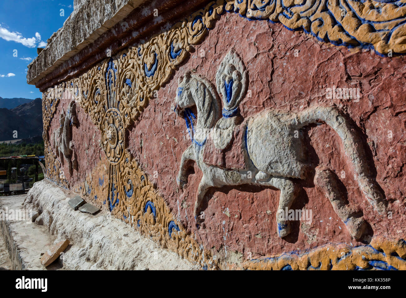 STUPA am LEH-PALAST, der ursprünglich im 16. Jahrhundert von Sengge Namgyal erbaut wurde und vor kurzem wieder aufgebaut wurde - LEH, LADAKH, INDIEN Stockfoto