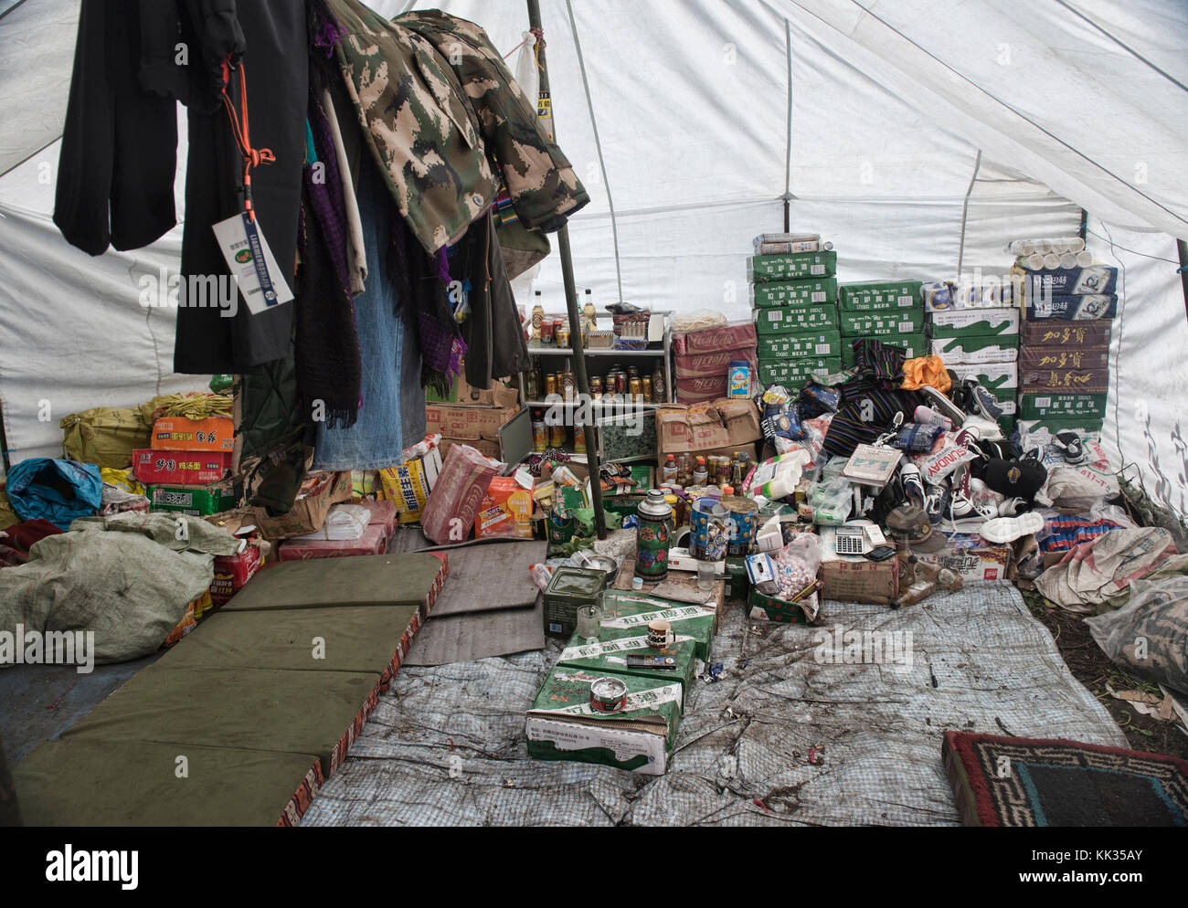 Chinesische Güter Zelt in der Nähe der Grenze in der entfernten Tsum Valley, Nepal Stockfoto