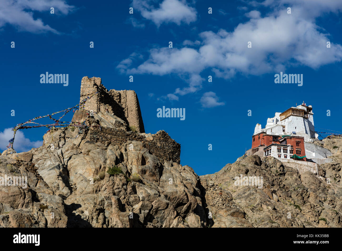 DAS KLOSTER LEH GOMPA oder Namgyal Tsemo liegt auf einem Hügel über der Stadt - LEH, LADAKH, INDIEN Stockfoto