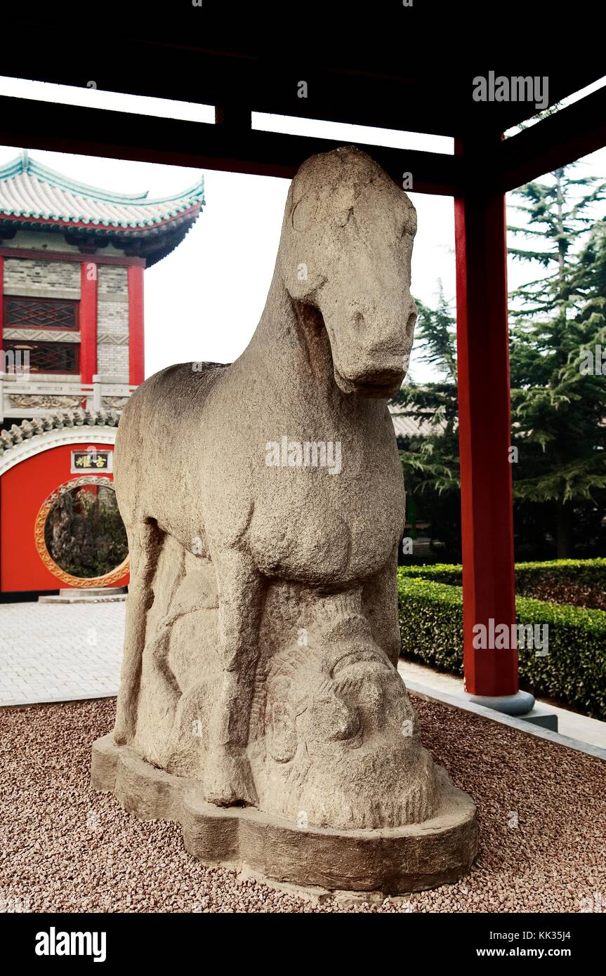 Konkubinen Mausoleum in der Nähe von Xi ' an, Provinz Shaanxi, China. Alten Stein Pferd Trampling Hun Soldat stammt aus der westlichen Han-Dynastie Stockfoto