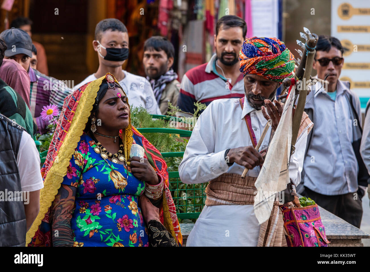 Ein indisches Pärchen mit einem traditionellen, gespannten Instrument und Gesang - LEH, LADAKH, INDIEN Stockfoto