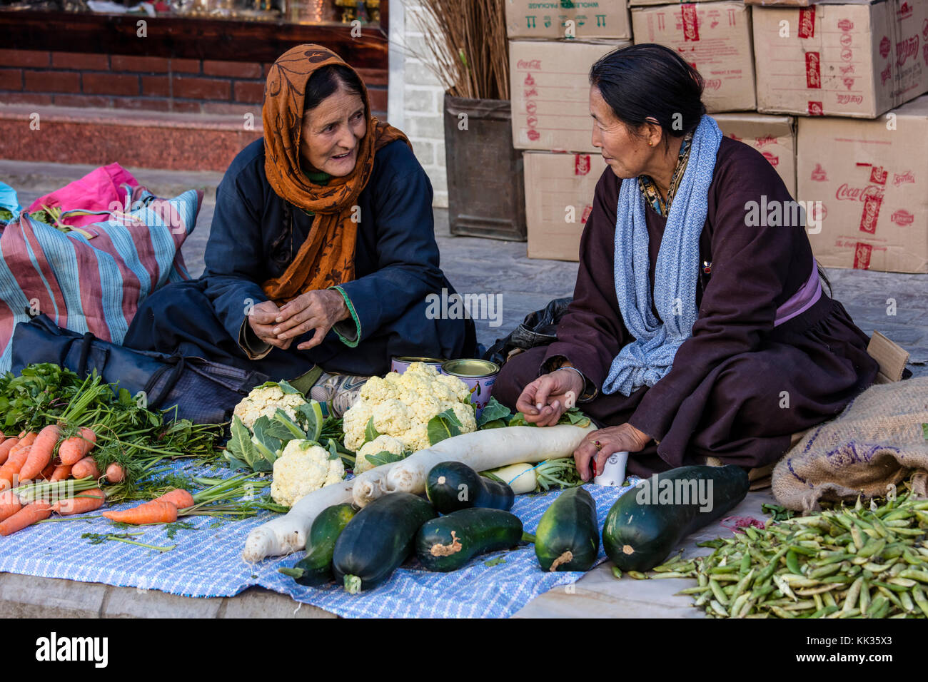 Verkauf von vor Ort angebautem Gemüse - eh, LADAKH, INDIEN Stockfoto