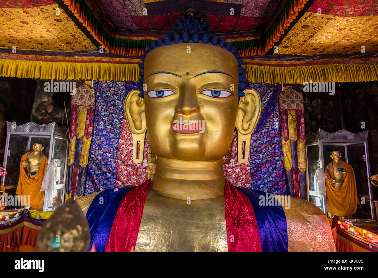 Die riesige Statue des SHAKYAMUNI BUDDHA aus Kupfer in SHEY GOMPA - LEH VALLEY, LADAKH Stockfoto