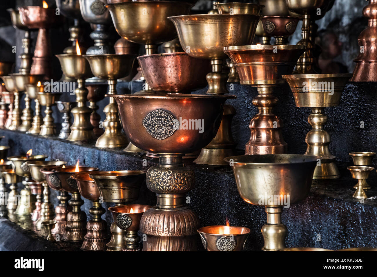 Kupfer Schalen voll ghee Leuchten als Opfer für den Buddha in SHEY GOMPA - Tal von Leh, Ladakh Stockfoto