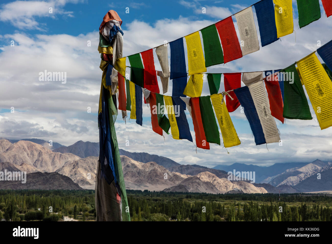 Blick auf DAS LEH-TAL mit Gebetsflaggen von SHEY GOMPA - LEH-TAL, LADAKH Stockfoto