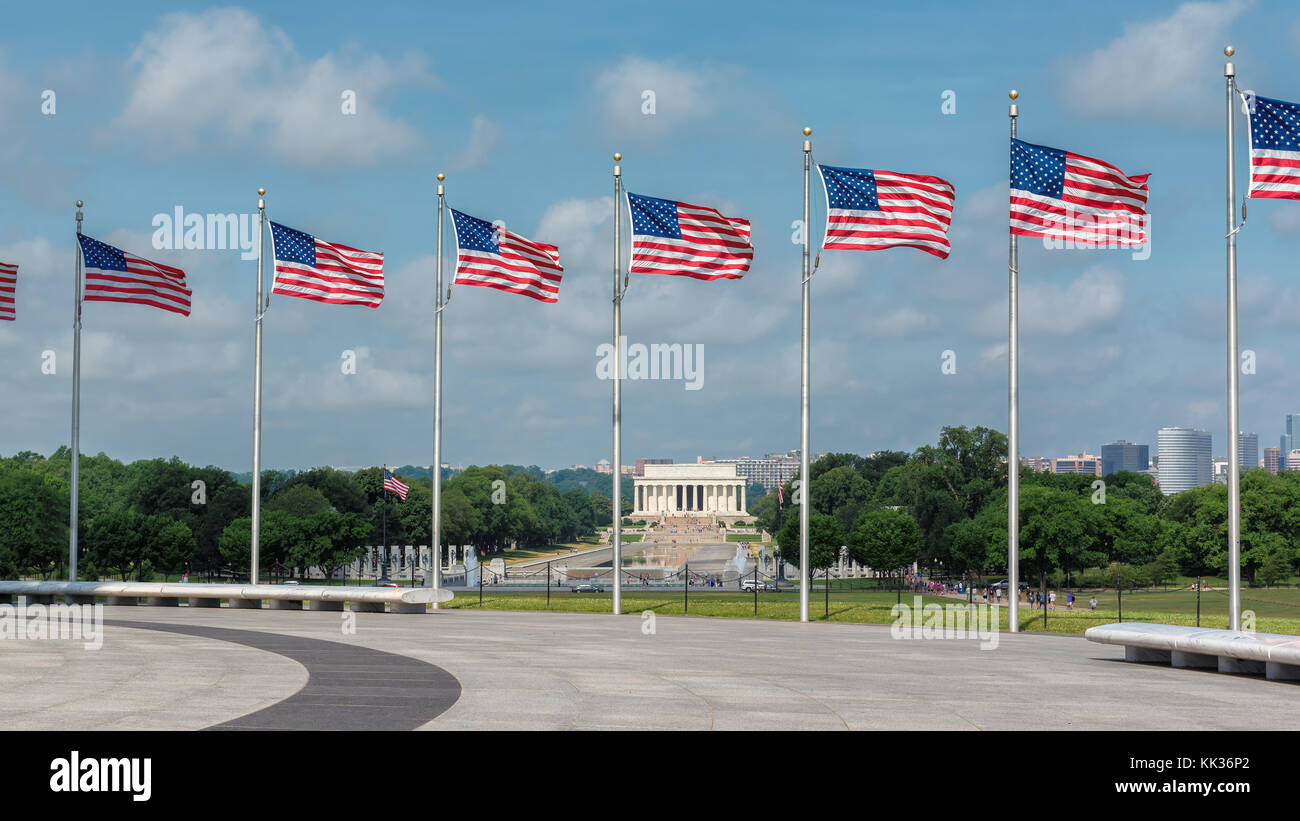 Washington DC-Skyline mit amerikanischen Fahnen, USA. Stockfoto