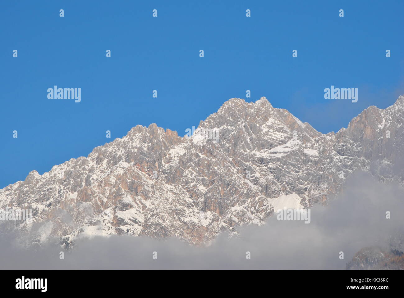 Der erste Schnee bedeckt die Berge Stockfoto