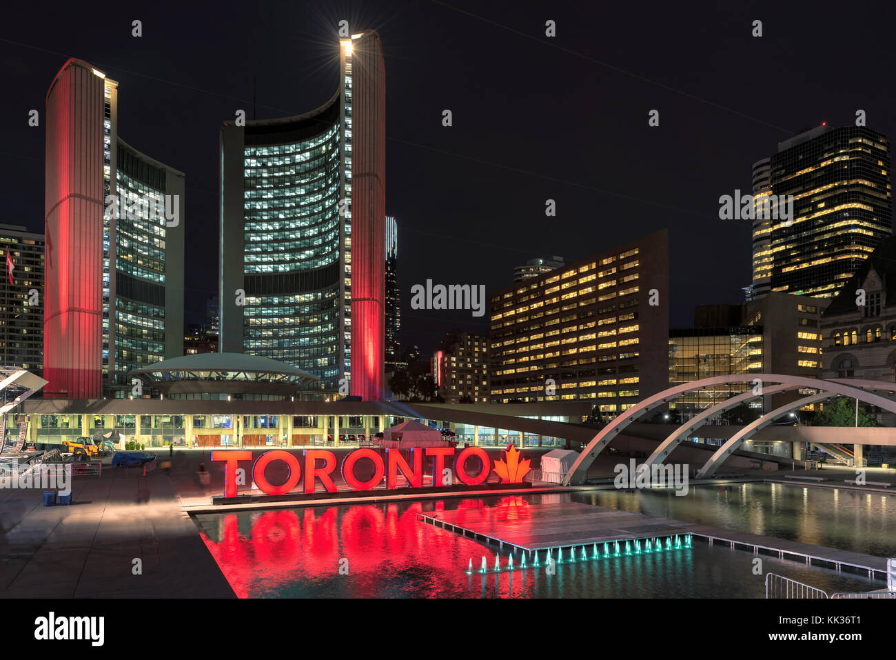 Toronto City Hall in der Innenstadt bei Nacht, Kanada. Stockfoto