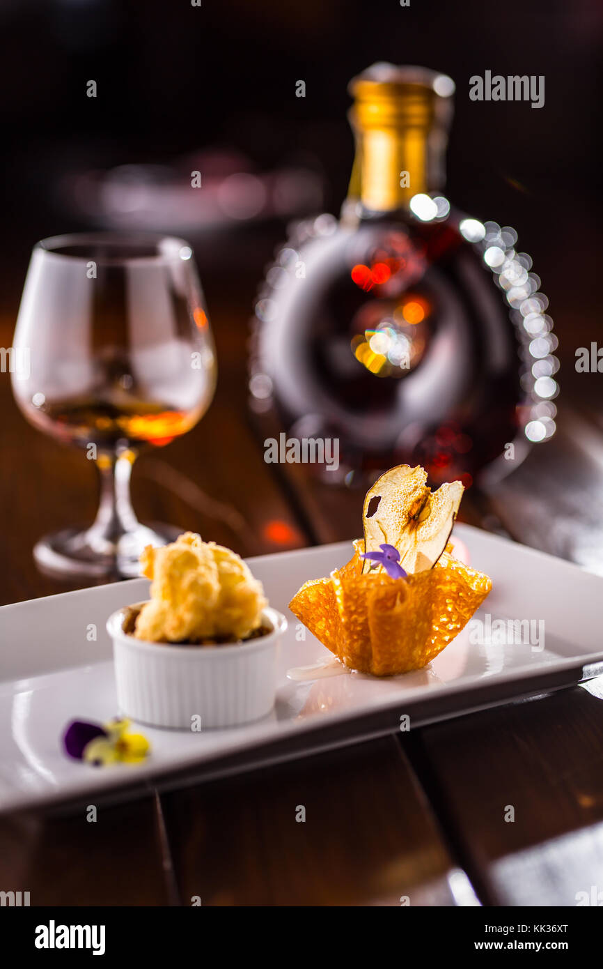 Süße Kuchen mit Erbsen Eis in Caramel Korb. kulinarischen Essen-süßes  Dessert Cognac oder Brandy in hotel Pub oder Restaurant Stockfotografie -  Alamy