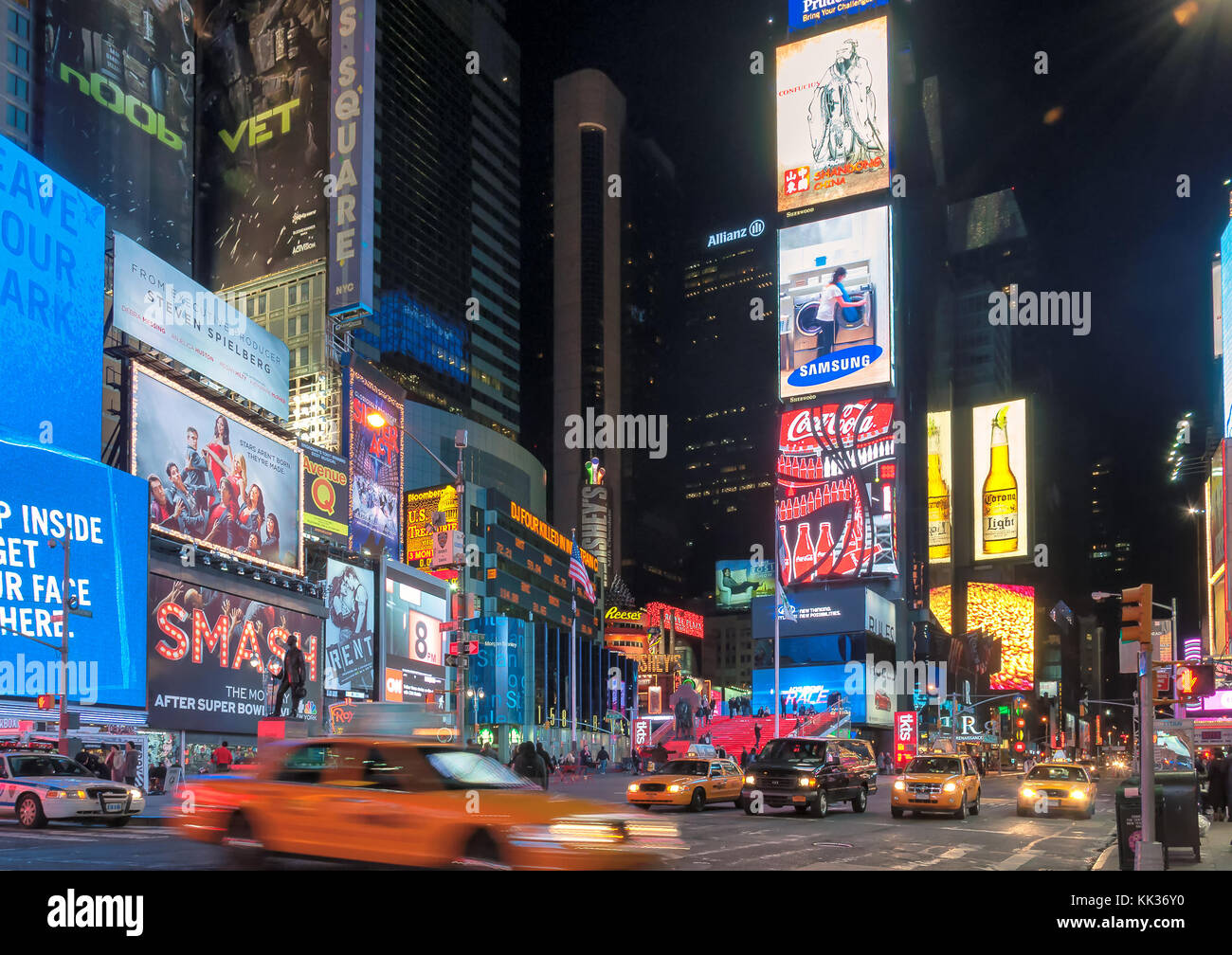 Times Square bei Nacht in New York City Stockfoto