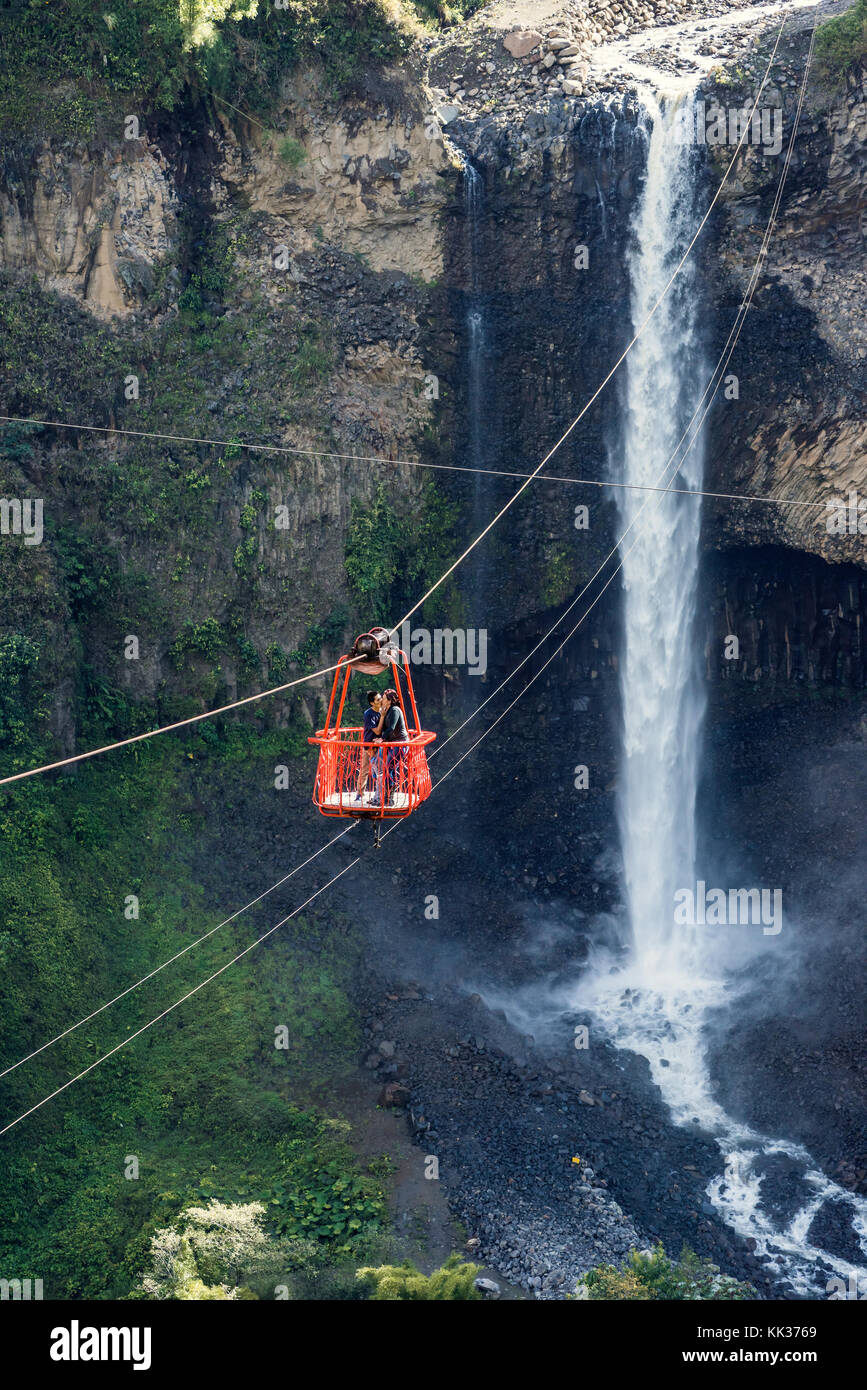 Ecuador, tunguragua - November 27, 2017: Touristen gleiten auf die Zip Line Reise gegen Bridal Veil (Manto de La Novia), Wasserfall in Kaskaden route, b Stockfoto
