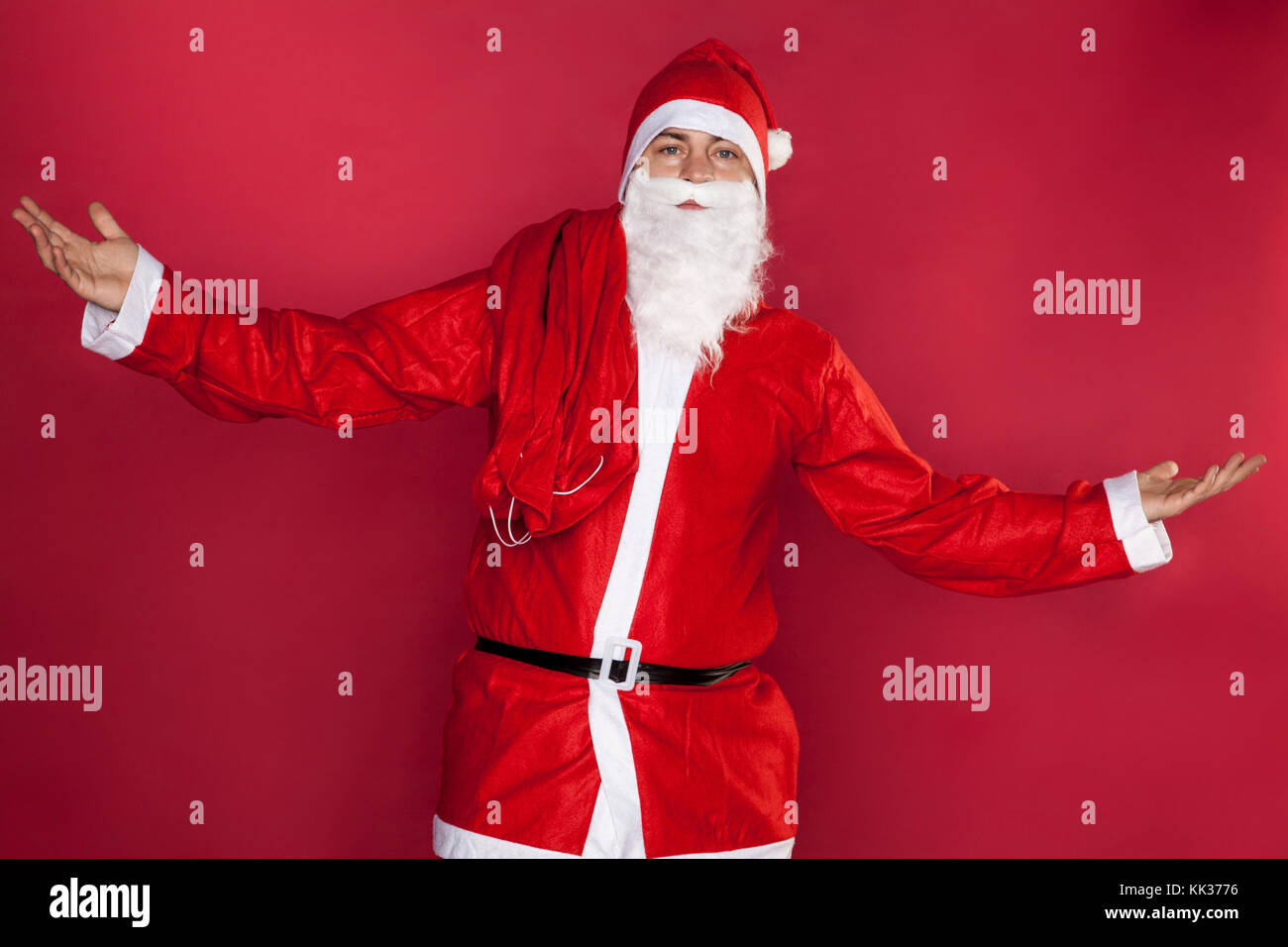 Der Weihnachtsmann breitet seine Hände in Hilflosigkeit aus Stockfoto