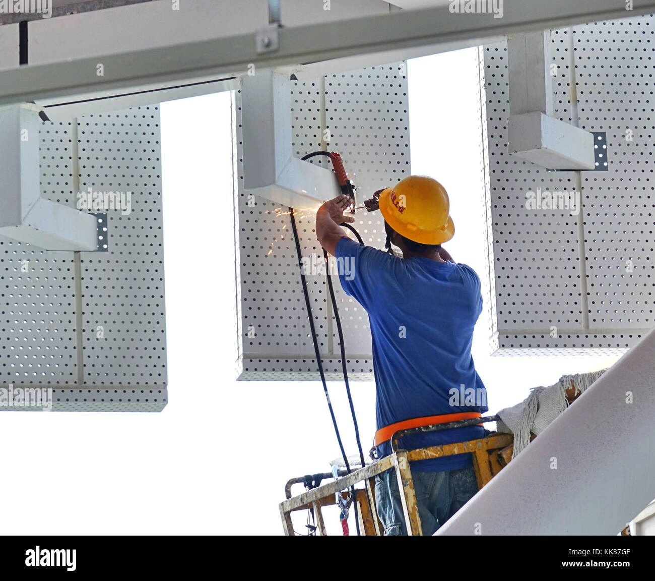 Kaohsiung, Taiwan - 7. August 2017: ein Arbeiter mit Helm führt Schweißarbeiten ohne angemessene Sicherheitsausrüstung. Stockfoto