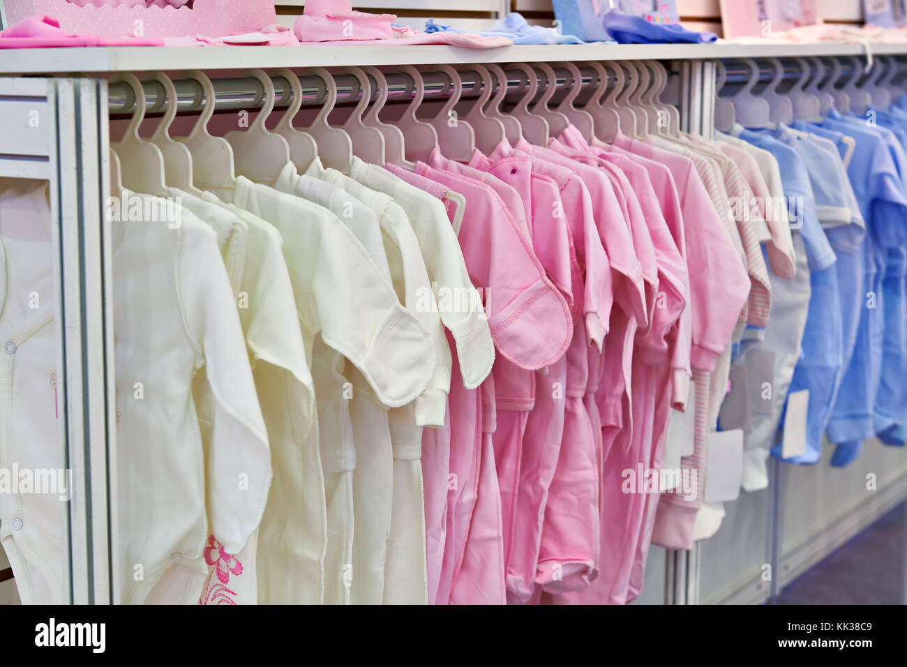 Strampler und Bodys für Neugeborene im Store. Stockfoto