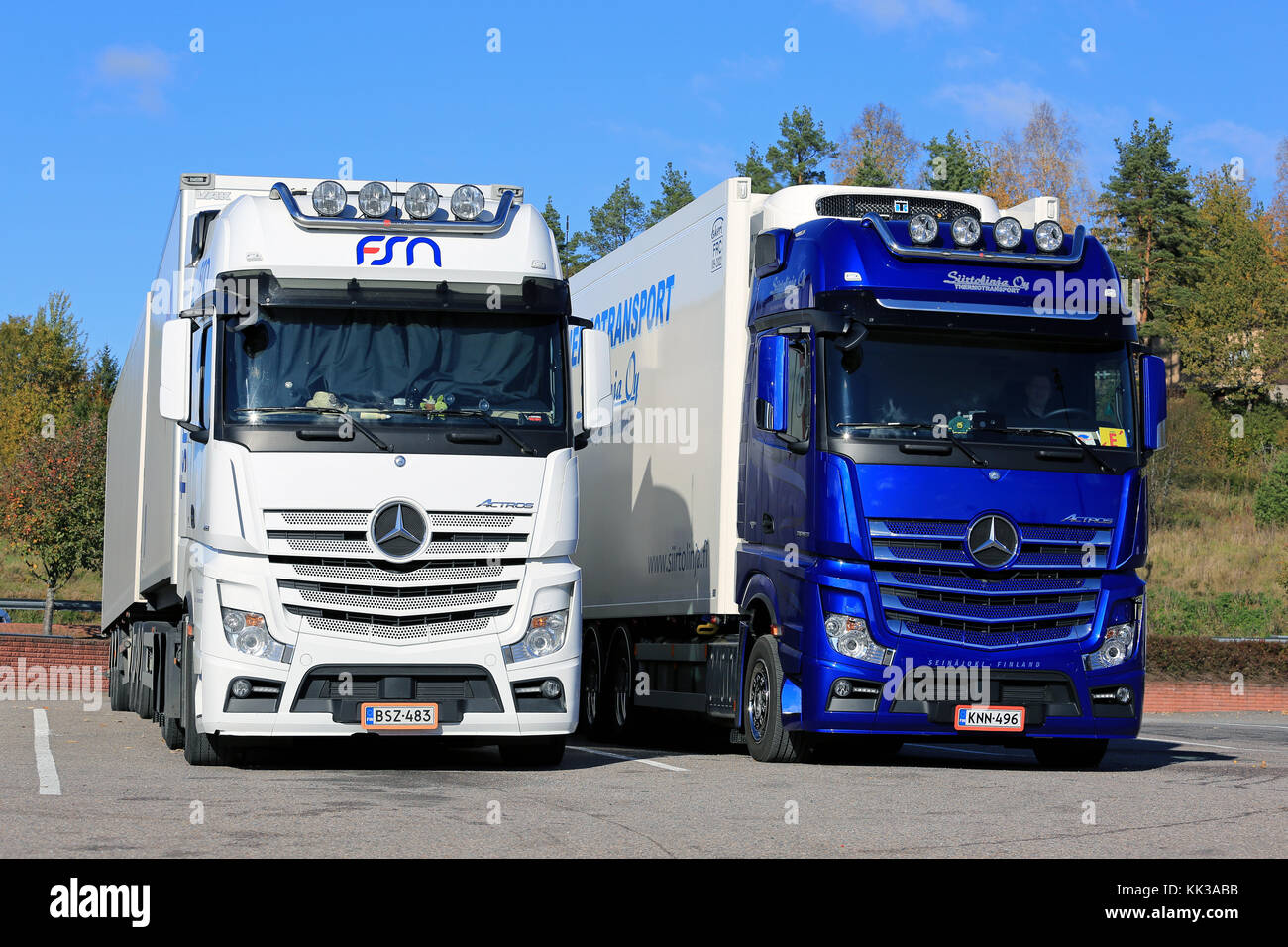 SALO, FINNLAND - 8. OKTOBER 2016: Weiße und blaue Mercedes-Benz Actros Lastkraftwagen von FSN Logistics und Siirtolinja Oy für temperaturgeregelte Trans Stockfoto