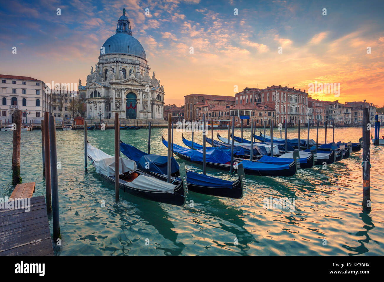 Venedig. Stadtbild Bild des Canal Grande in Venedig, mit Basilika Santa Maria della Salute im Hintergrund. Stockfoto