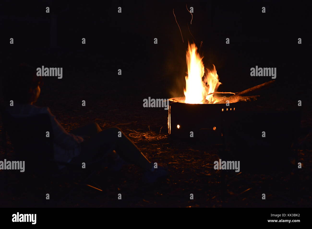 Red Hot Lagerfeuer, wallaman falls Campingplatz, girringun National Park, Queensland, Australien Stockfoto