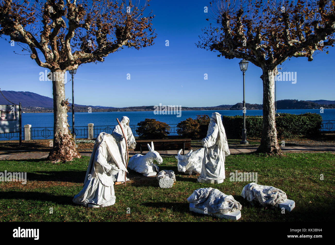 Italienische Park des Lago Maggiore mit einer Krippe in einem blumenbeet am Seeufer Stockfoto