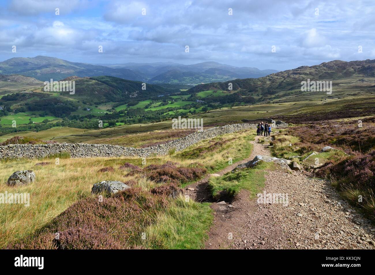Menschen zu Fuß entlang der Pony Weg Cadair Idris Berge, Wales, Großbritannien Stockfoto