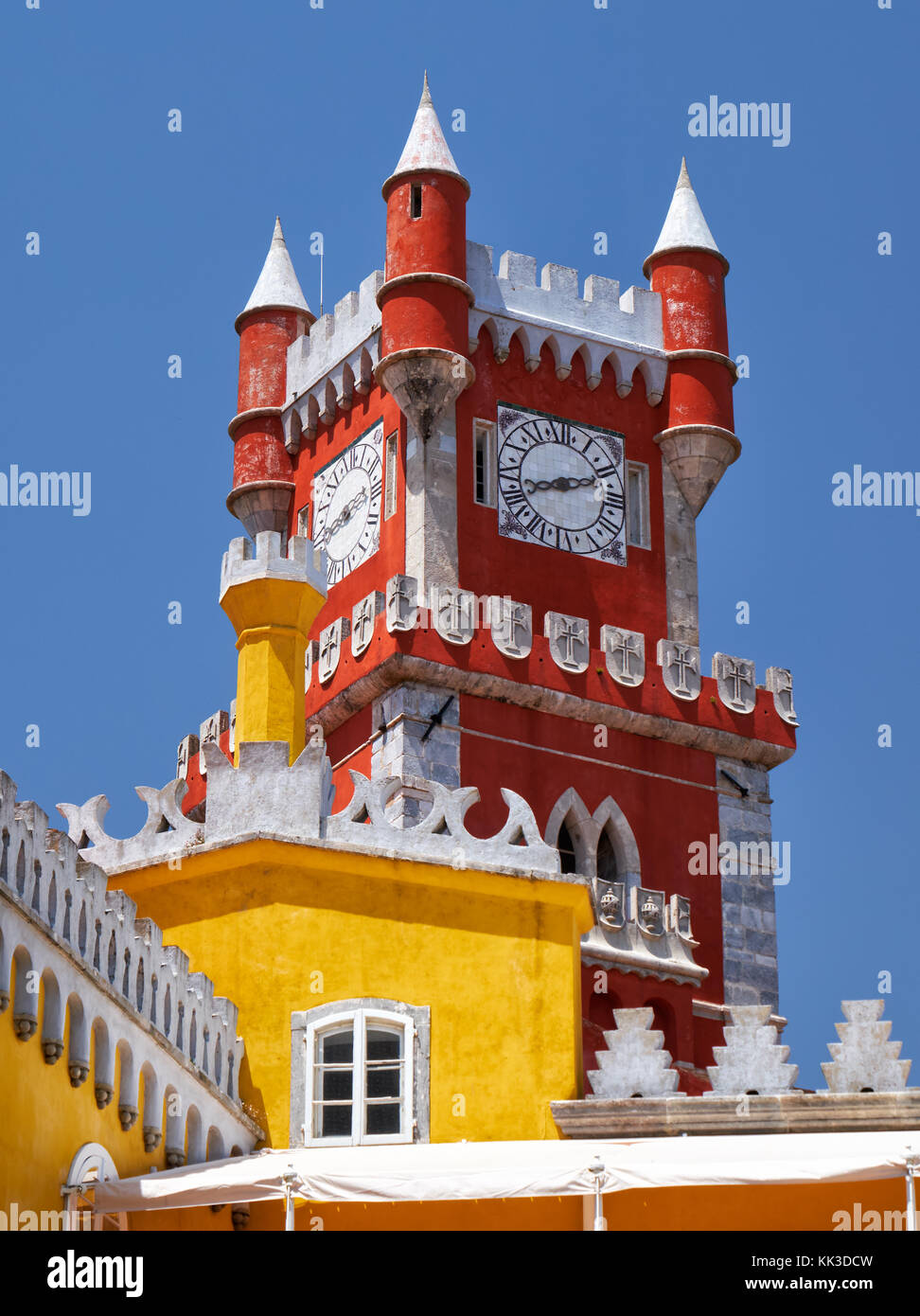 Der Blick auf den Uhrturm mit den Türmchen und Zinnen. Pena Palast. Sintra Portugal Stockfoto