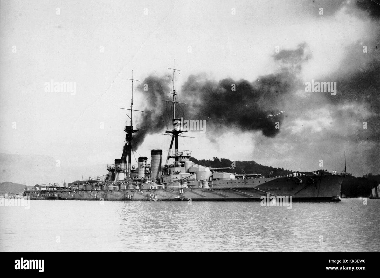 Die Hiei war ein japanisches Schlachtschiff, das 1915 in einem Bild von Sasebo dargestellt wurde. Es unterstreicht die Konstruktion des Schiffes und seine Rolle während des frühen 20. Jahrhunderts in der kaiserlichen japanischen Marine. Stockfoto