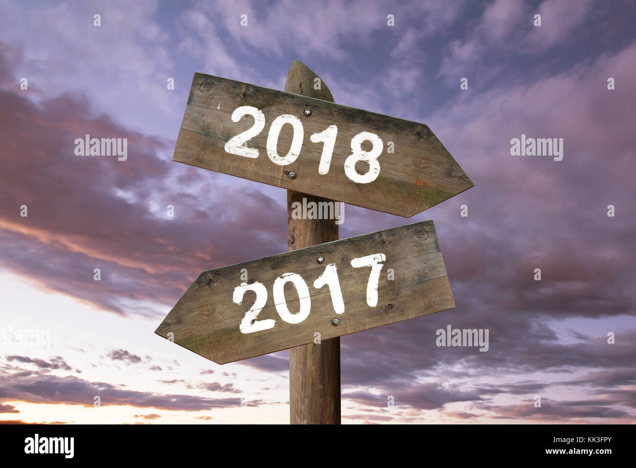 2018 Hinweisschild mit Himmel Hintergrund. Neues Jahr Konzept Stockfoto