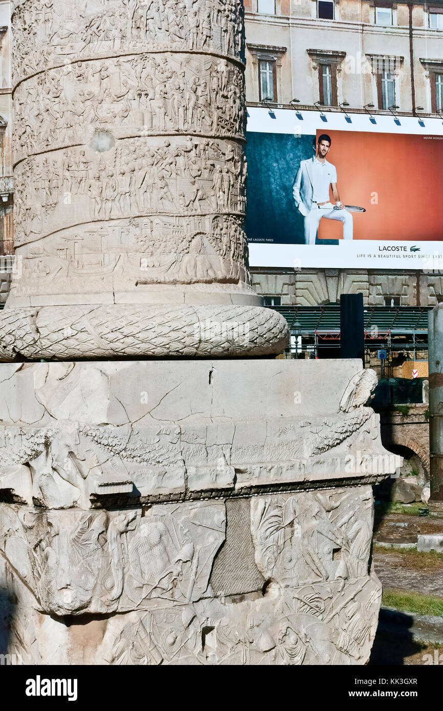 Lacoste Werbetafel auf einem Baugerüst im Trajan Market Forum. Trajans Säule aus der Nähe. Rom, Italien, Europa. Neuer und alter Kontrast. Stockfoto