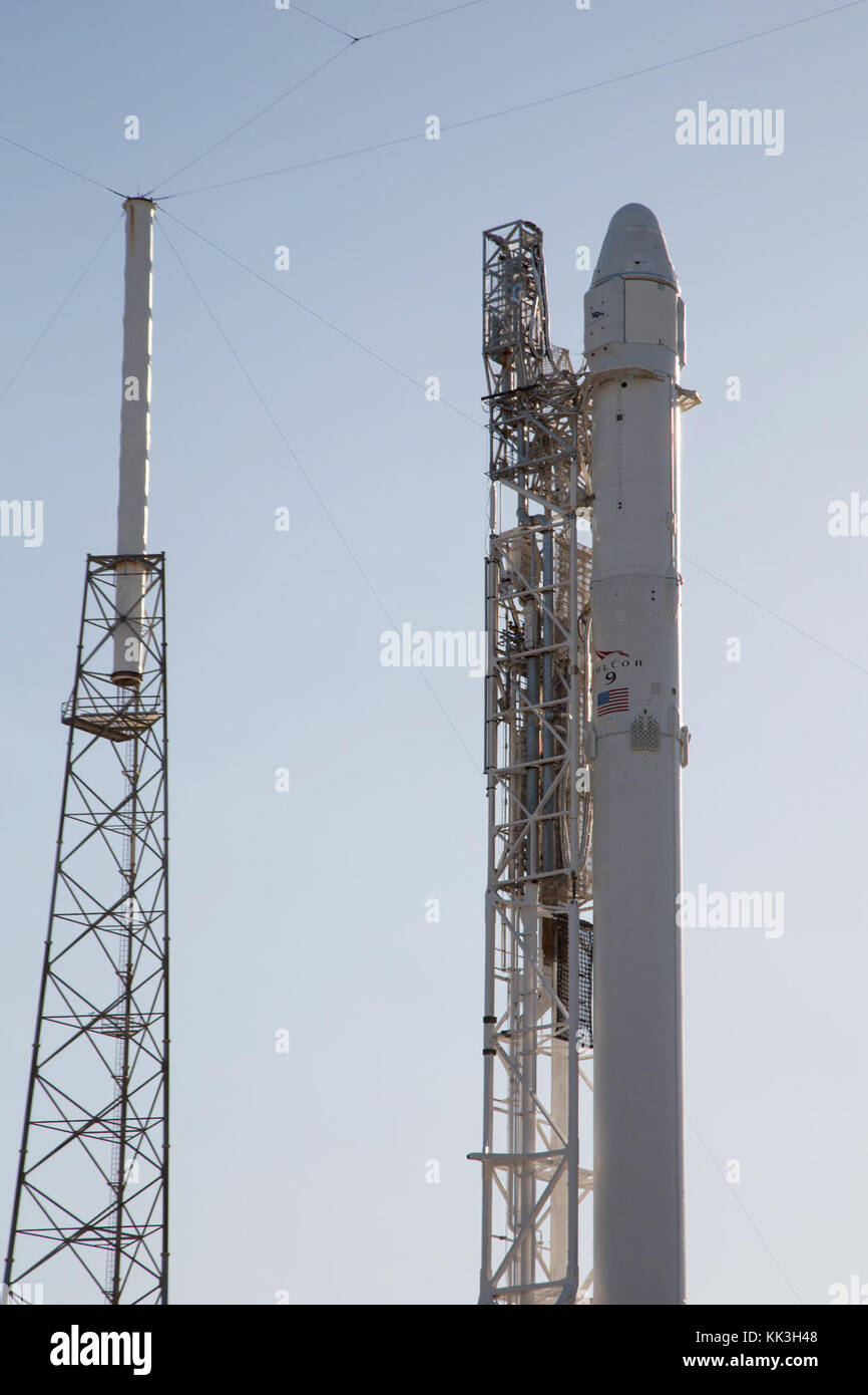 Drache sitzt auf Falcon 9 in Vorbereitung auf die Einführung des CRS-8-Mission für die NASA, Cape Canaveral, FL. Stockfoto