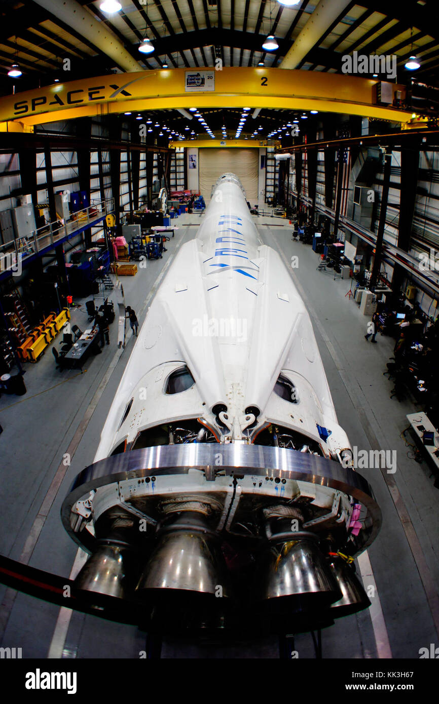 SpaceX der Falcon 9 Rakete und Dragon gestartet von Komplexen 40 Start auf der Cape Canaveral Air Force Station in Florida, für ihre dritte offizielle Commercial Resupply (CRS) mission in der Umlaufbahn Lab am 18. April 2014. Drachen wieder auf der Erde mit einem Fallschirm-unterstützte Splashdown vor der Küste von Südkalifornien am 14. Mai 2014. Dragon ist das einzige operationelle Raumfahrzeug in der Lage, eine erhebliche Menge von Lieferungen der Rückkehr zur Erde, einschließlich Experimente. Stockfoto