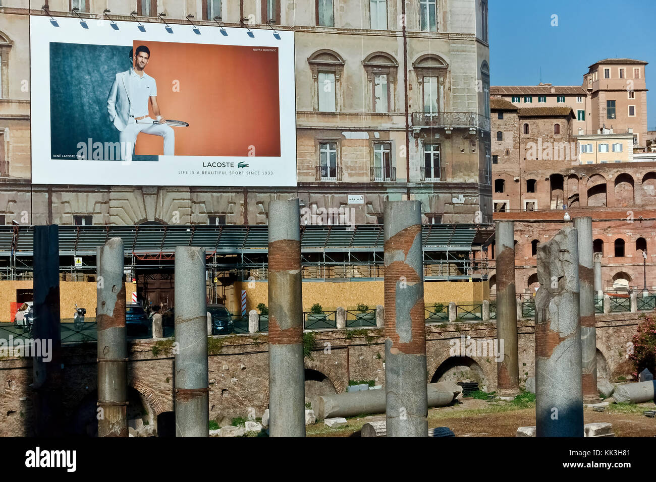 Lacoste Werbung Anschlagtafel auf ein Gebäude Gerüst während der Restaurierungsarbeiten an der Trajan Markt Forum. Rom, Italien. Neue und alte Gegensatz Konzept. Stockfoto
