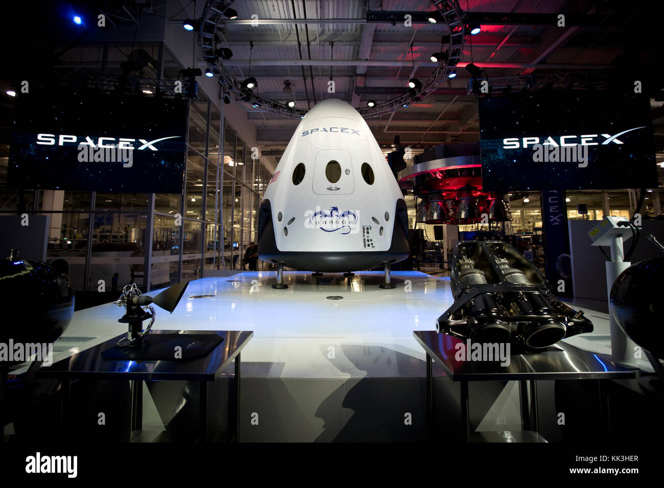 Die SpaceX enthüllen bei Crew Dragon, der nächsten Generation von Raumfahrzeugen, die Astronauten in der Erdumlaufbahn zu tragen und darüber hinaus. Die Sonde wird bis zu sieben Besatzungsmitglieder, Landung propulsively fast überall auf der Erde, und Auftanken und wieder fliegen für schnelle Wiederverwendbarkeit. Als modernes, 21. Jahrhunderts bemannte Raumfahrzeuge, Crew Drache wird der Zugang zum Weltraum revolutionieren. Stockfoto