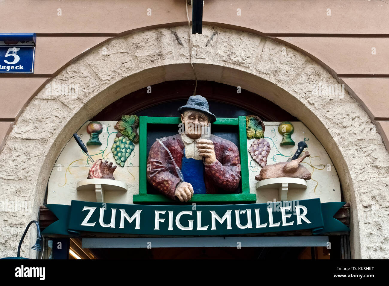 Figlmuller traditionelles Wiener Restaurant. Der berühmteste schnitzel Restaurant in Wien, Österreich. Wand Keramik Werbung Schild über dem Eingang. Stockfoto