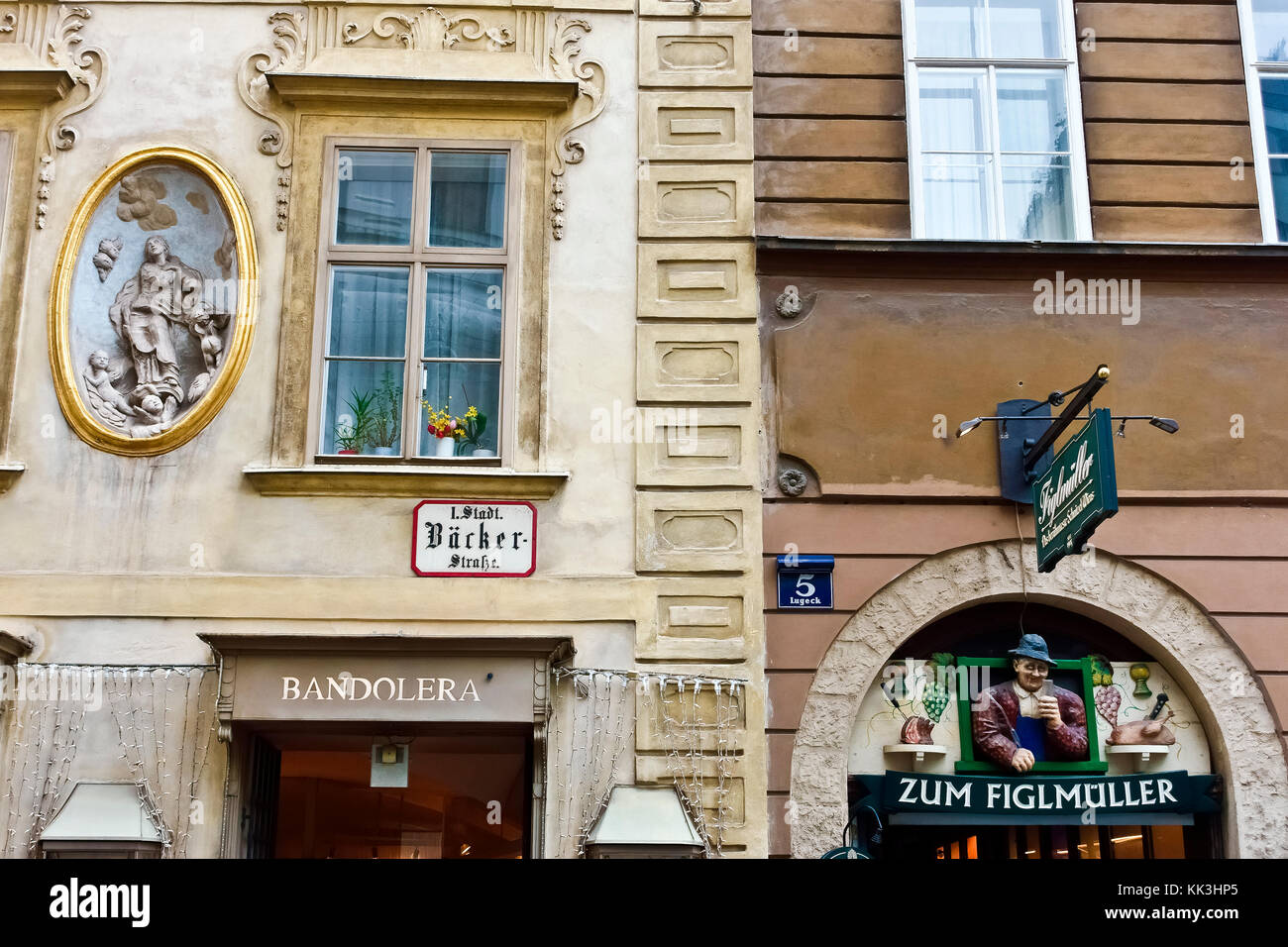 Figlmuller traditionelles Wiener Restaurant. Der berühmteste schnitzel Restaurant in Wien, Österreich. Wand Keramik Werbung Schild über dem Eingang. Stockfoto
