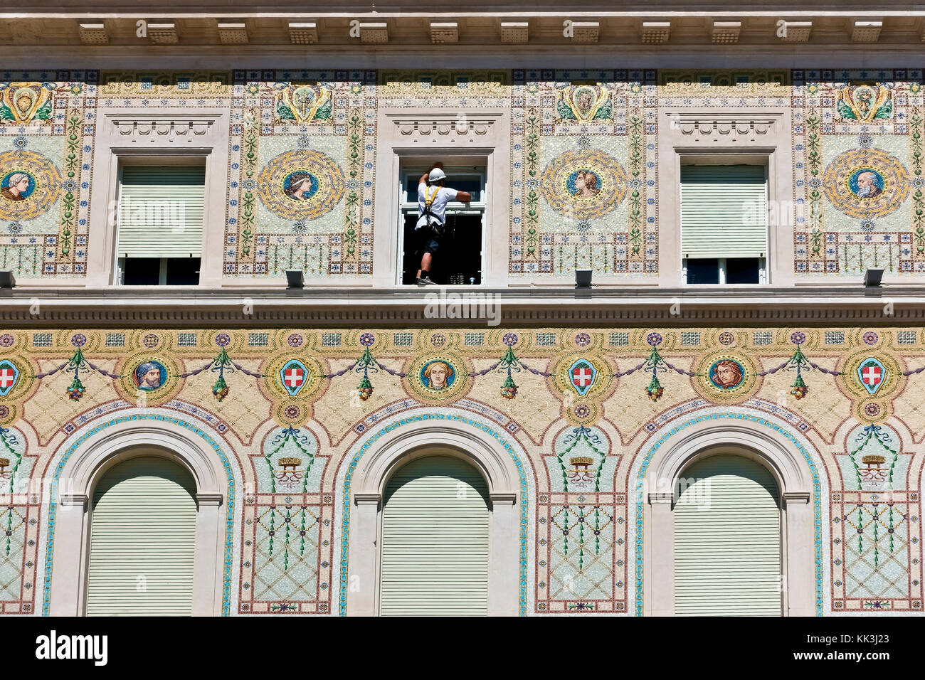 Arbeiter trägt einen Gurt, Fenstergläser putzen. Gefährliche Arbeit. Regierungsgebäude, Unity Square. Palazzo del Governo.Triest, Italien, Europa, EU Stockfoto