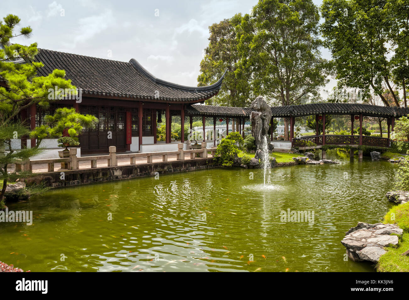 Teich mit Springbrunnen und Goldfische in den chinesischen Garten, Singapur Stockfoto
